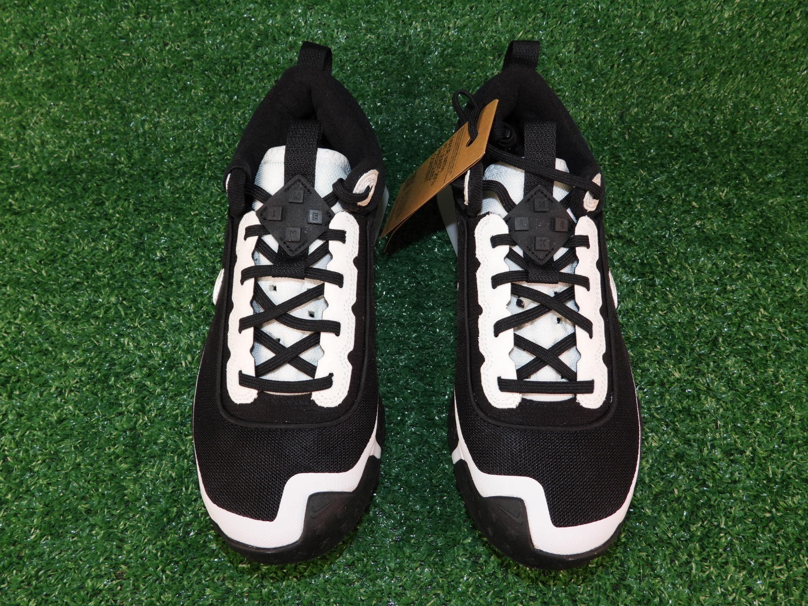 NIKE Air Diamond Varsity Turf Men's 9.5 Black White Baseball Shoes DZ0502-004 thumbnail 3