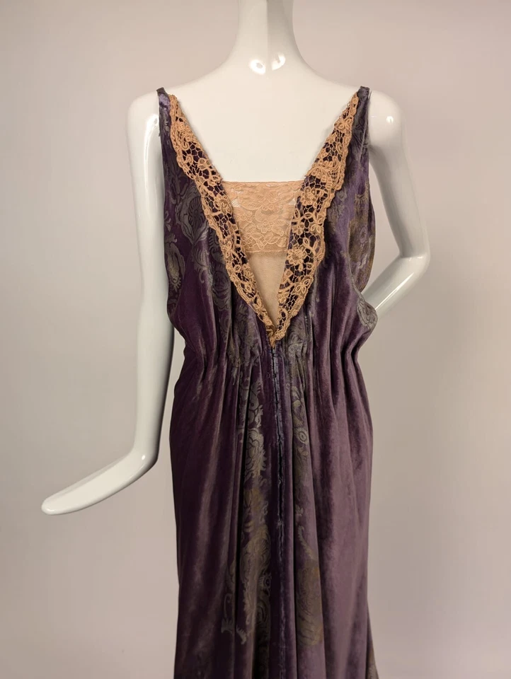 VESTIDO DE TERCIOPELO DE SEDA ESTAMPADO A MANO GALLENGA ITALIANO DE FINALES DE 1920 CON TREN LARGO Foto 2 de 4