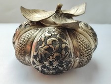 Indische versilberte Schmuckdose Kumkum-Dose K&uuml;rbisform floral Handarbeit