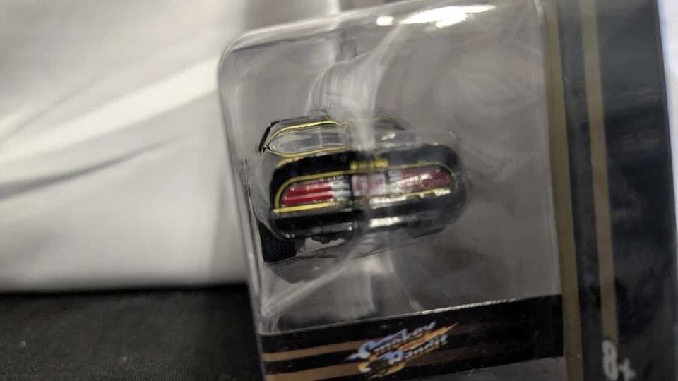 1977 PONTIAC FIREBIRD TRANS AM “Smokey & the Bandit" - 1:64 - GREENLIGHT SEALED - Image 3 of 4