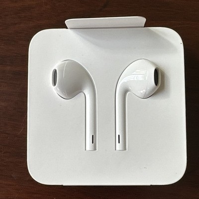 Apple EarPods Lightning Connector Headphones Wired iPhone Made by Apple