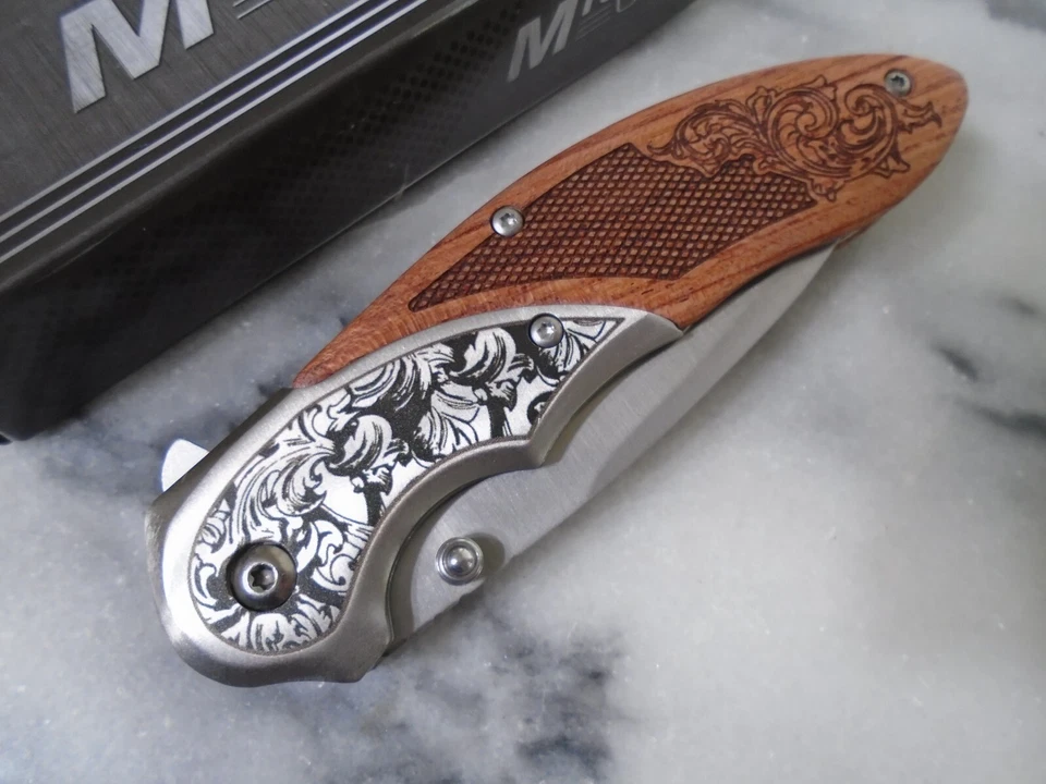 Navaja de bolsillo abierta asistida inquebrantable Mtech carpeta de lujo madera grabada MT-A2006SB Foto 2 de 4