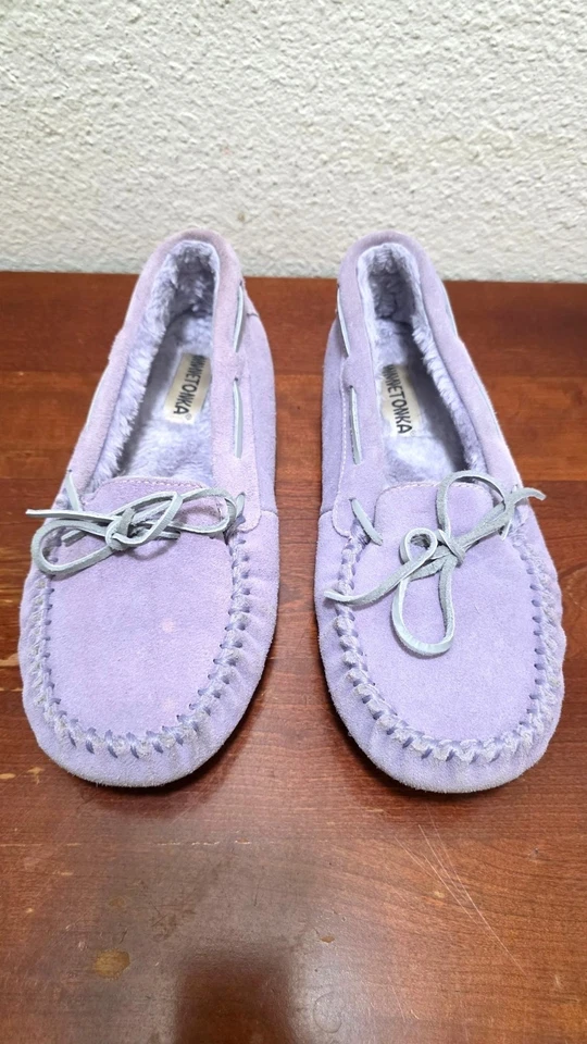 Zapatillas mocasín de gamuza lila Minnetonka con forro de piel sintética para mujer talla 10 Foto 2 de 4