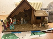 Holzkrippe mit Krippenfiguren