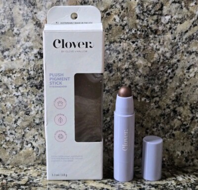 CLOVER CLOVE + HALLOW Plush Pigment Stick Eyeshadow In Revolution 3.3 ml/3.8 g.