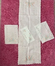 Set Vintage floral Table Runners Doilies white pink blue