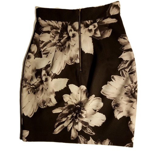 Falda H&M talla 4 negra/blanca/gris floral recta/lápiz ASO LIV y Maddie usada en excelente estado - Imagen 5 de 8