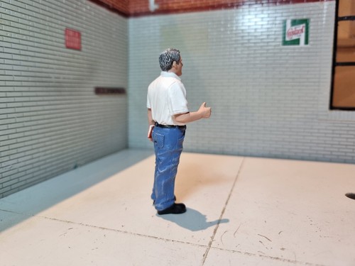 Figure Man Painted Resin Manager Garage Dealership Tim Diorama 1:24 Model - Picture 5 of 6