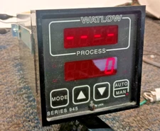 Watlow Powers up.  945A-2CA0-A Digital Process Temperature Controller 945 Series