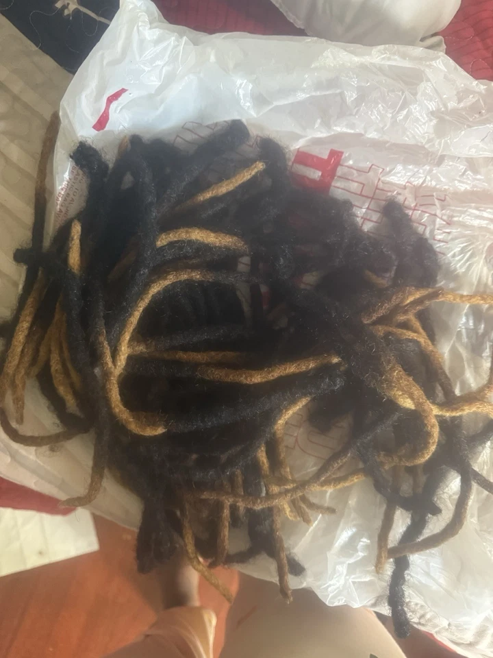 “Extensiones Faux Locs – 60 pyès, Nwa & Blond, Bon Eta” Foto 2 de 4