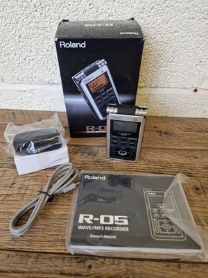 Roland R-05 WAVE/MP3 Recorder schwarz silber Diktiergerät, ein tragbarer Audiorecorder