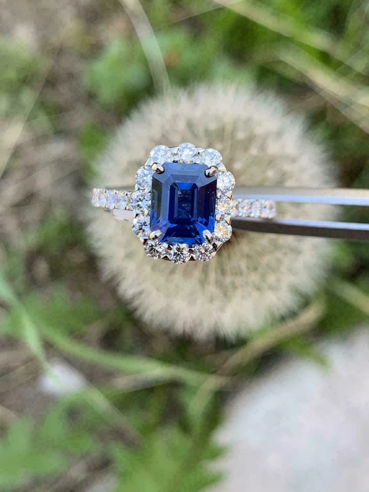 Anillo de compromiso de diamantes y zafiros azules de 3,10 quilates de oro blanco de 14 quilates talla 7,5 Foto 2 de 4