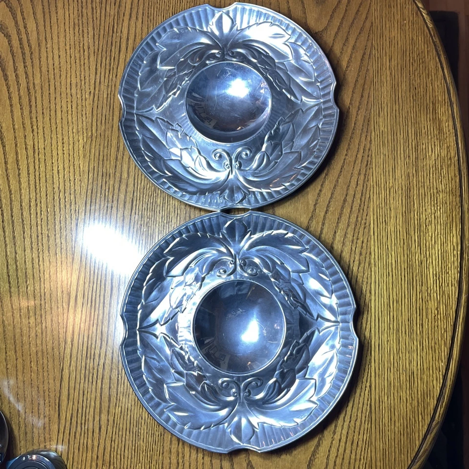2 Vintage WILTON ARMETALE Acanthus Metal Round Chip Dip Serving Tray “13.25 in - Image 4 of 4