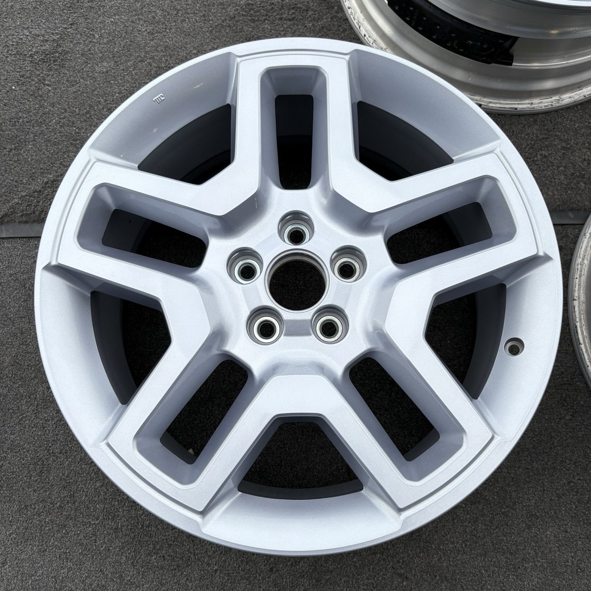 SINGLE 20 INCH WHEEL/RIM HONDA PASSPORT 2025-2026 OEM SILVER