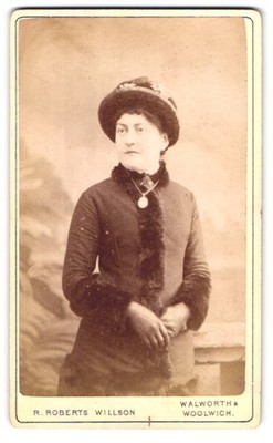 Fotografie R. Robert Willson, Walworth, 116 Walworth Road, Dame mit Hut trägt B 