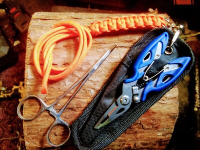 Edelstahlzange/Blätter mit Aushakzange. Etui mit handgefertigtem Schlüsselband