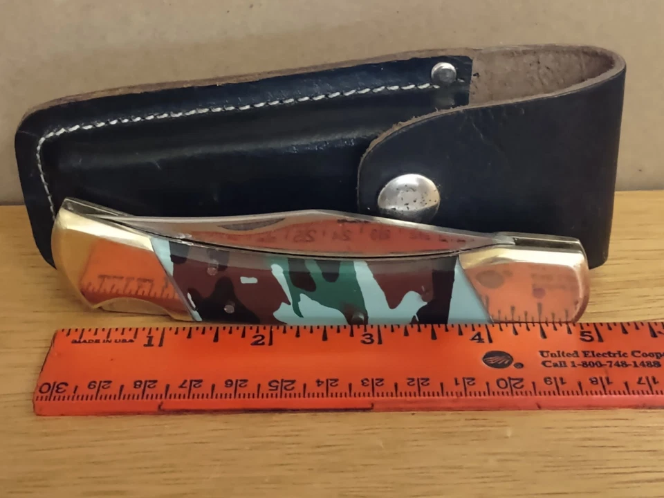 Cuchillo Lockblade vintage/sin usar, mango de camuflaje y latón con funda de cuero negro NUEVO Foto 2 de 4