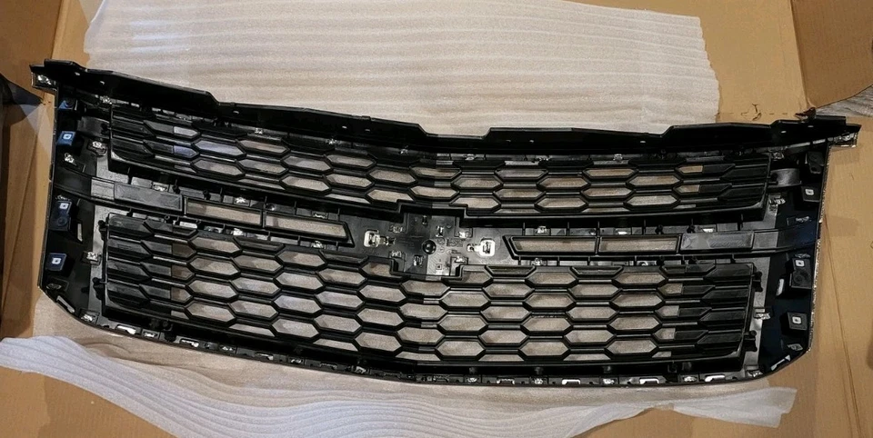 Conjunto de parrilla delantera GM OEM 15-20 Chevrolet Suburban Tahoe con pajarita 84724083 Foto 2 de 2