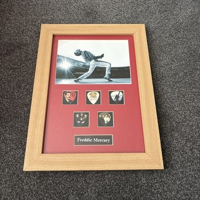 FREDDIE MERCURY MASSGESCHNEIDERTES SET GITARRENPLEKTREN IM RAHMEN MIT BILD FOTOSET GESCHENK