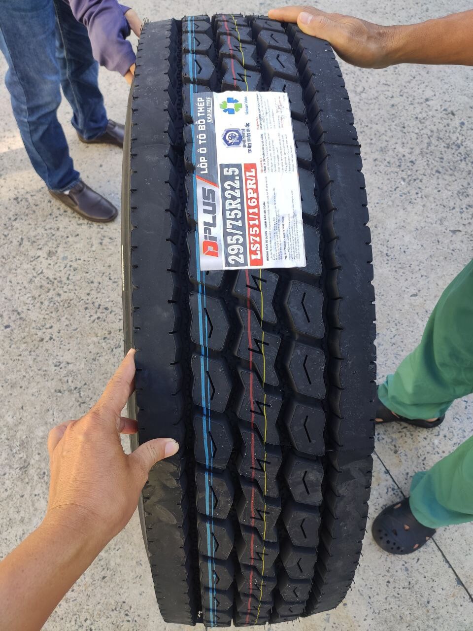 semi truck tires 22.5 (tractor/trailer)