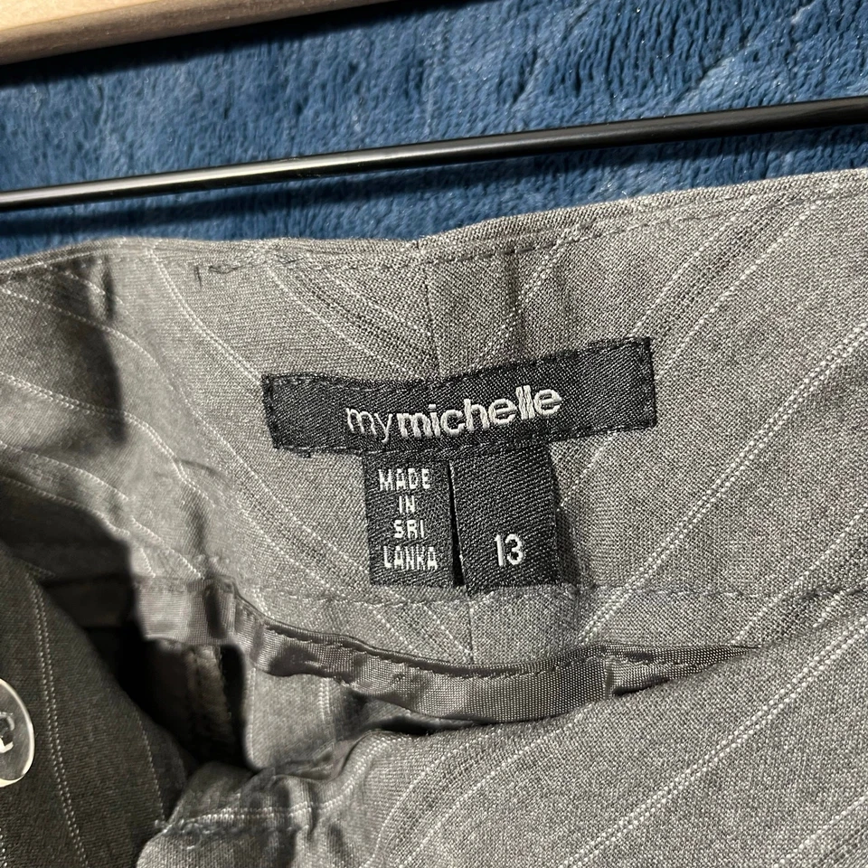 Pantalones de vestir informales a rayas grises y blancos rectos Mymichelle para mujer talla 13” Foto 3 de 4