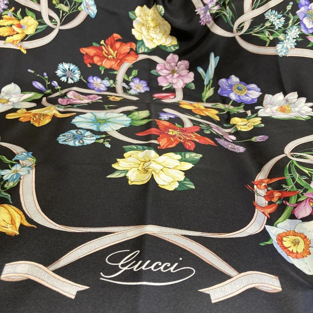 Gucci Foulard Noir Floral avec Étiquettes Design Élégant pour Homme Femme