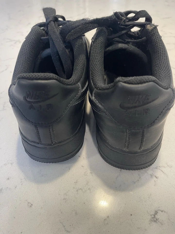 Talla 6Y Nike Air Force 1 '07 Low Triple Negro FV5951-001 Foto 4 de 4