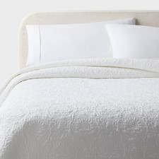 King Heirloom Floral Stitch Quilt White - Threshold