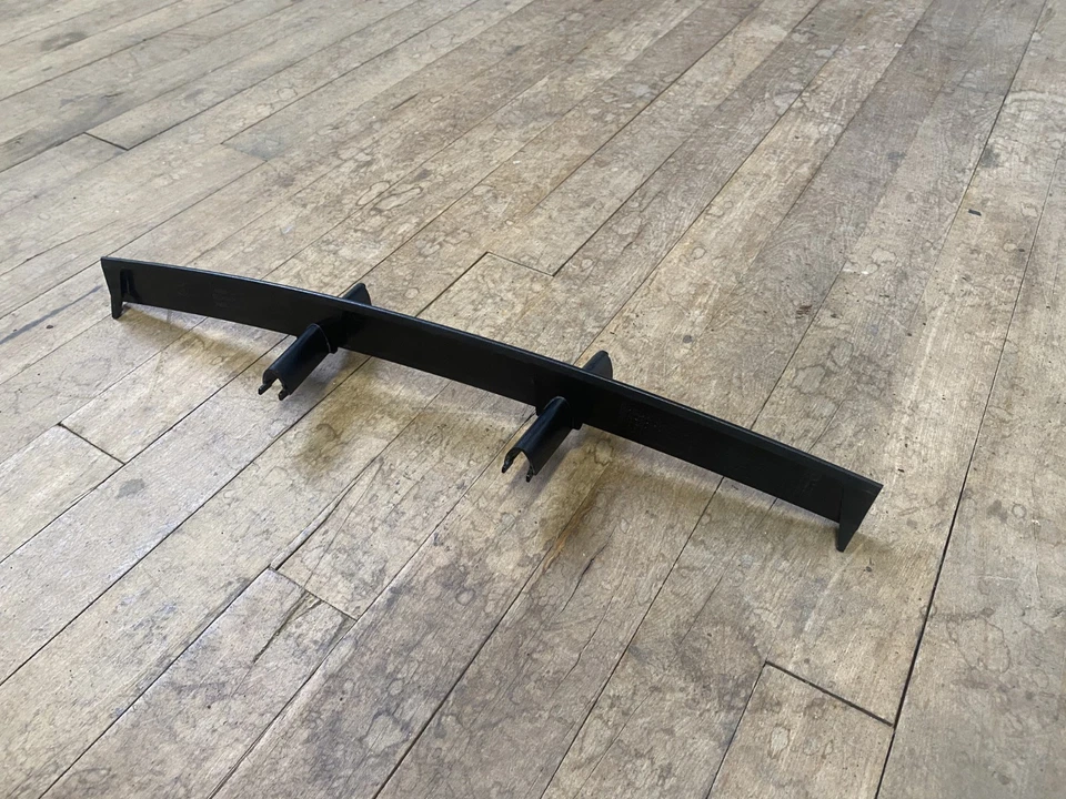 Parrilla central inferior BMW 2004-2007 sin M5 OEM 5 Series E60 E61 NOS 51117049244 Foto 2 de 4