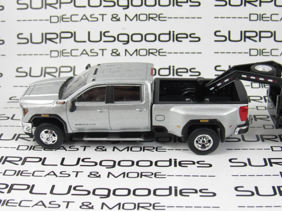 Greenlight Sil 2022 GMC SIERRA 3500 3500HD SLT Dually Pickup w/Gooseneck Trailer - Image 3 of 4