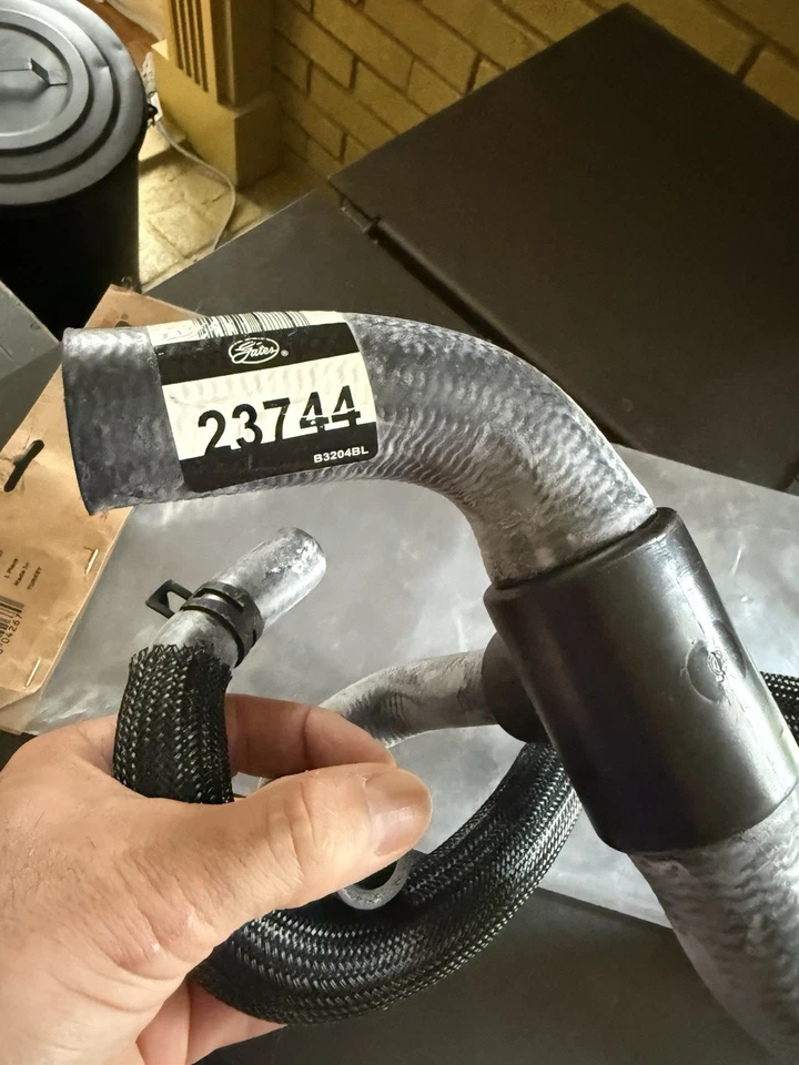 Manguera de refrigerante modular premium Gates 23744 para 04-13 Volvo C30 C70 S40 V50 Foto 4 de 4