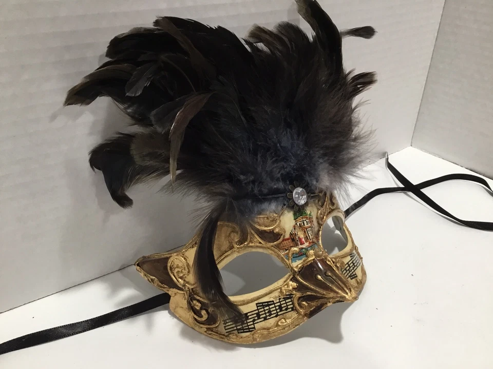Mascarada Ball 1/2 Mascarilla Dorada con Plumas y Notas Musicales Foto 2 de 4