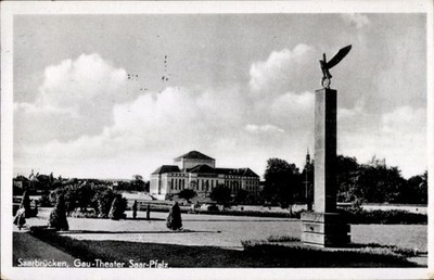Ak Saarbrücken im Saarland,  Gau-Theater Saar-Pfalz, Statue mit Adler - 4998673