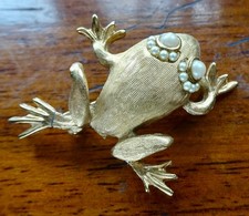 vintage Trifari faux pearl 1960s frog gold tone brooch -184