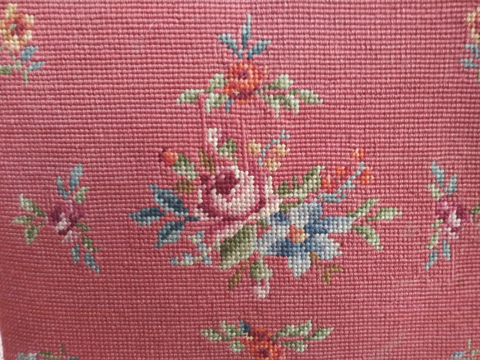 BANQUINHO DE PÉ NEEDLEPOINT FLORAL COR ROSA PERNAS DE MADEIRA VINTAGE 12" × 12" - Imagem 3 de 4