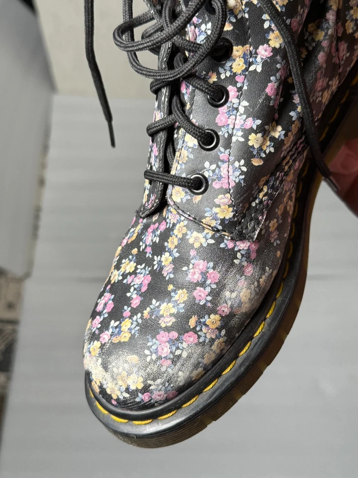 Botas de combate Doc Dr. Martens para mujer de cuero floral talla 8 de EE. UU. Foto 4 de 4