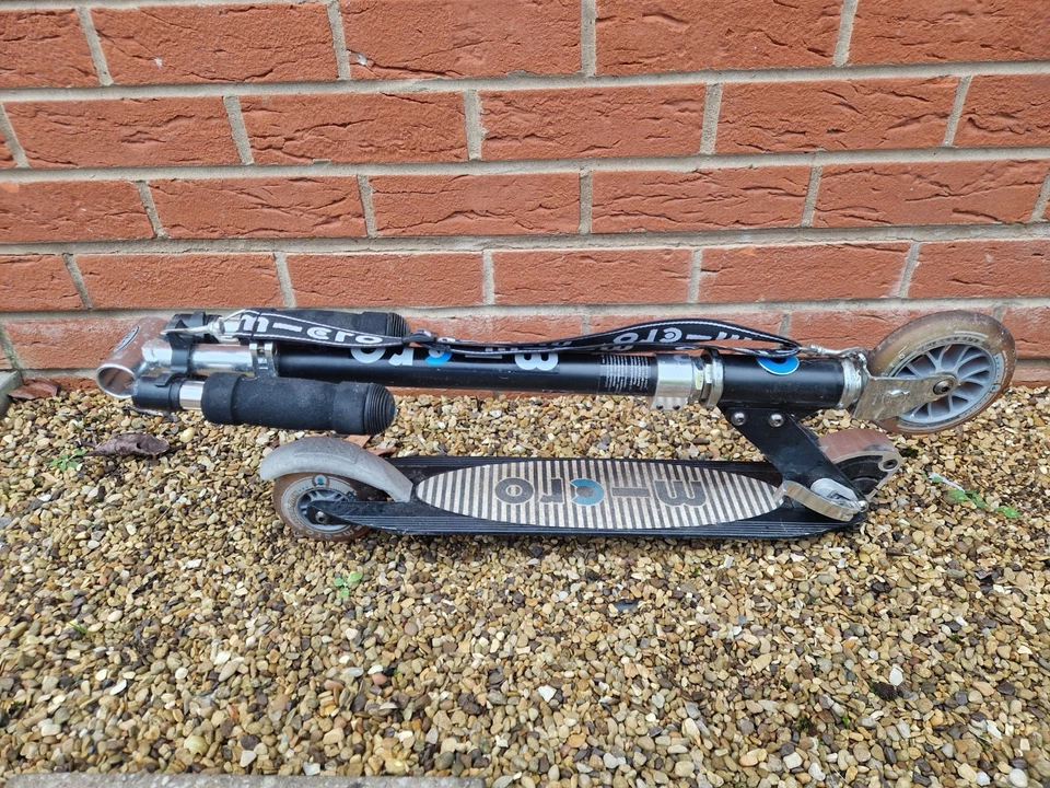  Micro Stripe Sprite Scooter, schwarz. (5 bis 12 Jahre). - Bild 3 von 4