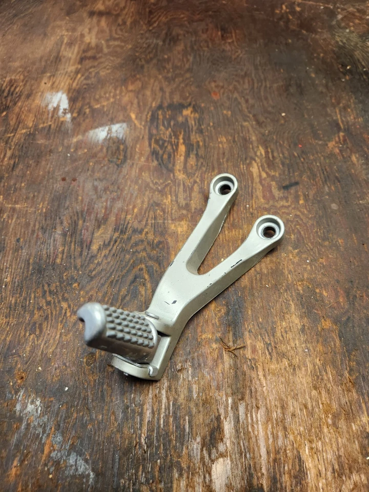 SOPORTE CLAVIJA PASAJERO KAWASAKI NINJA 98 99 00 01 02 03 04 ZX ZX9R ZX6R 05-08 LH Foto 4 de 4