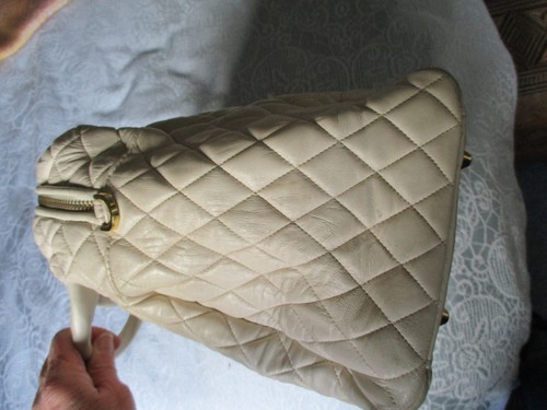 Fontanelli - Soft cream quilted leather handbag with side tassel - Picture 3 of 13