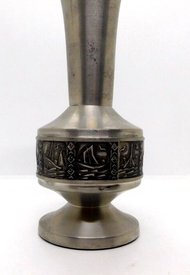 Jarrón brote de peltre panel náutico escena vikinga pesca mar 7,5 pulgadas de alto pequeña abolladura Foto 3 de 4