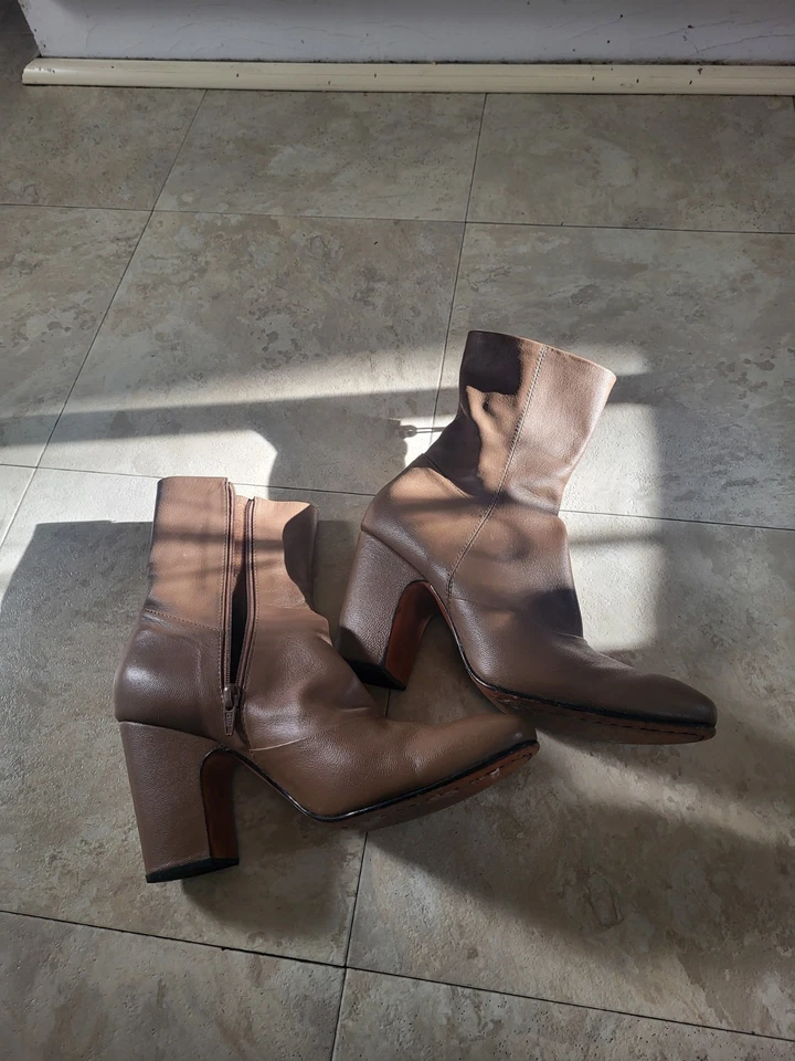 Botas de tornozelo Rachel Comey Saco, salto alto bloco, 9 marrom acastanhado - Imagem 2 de 4