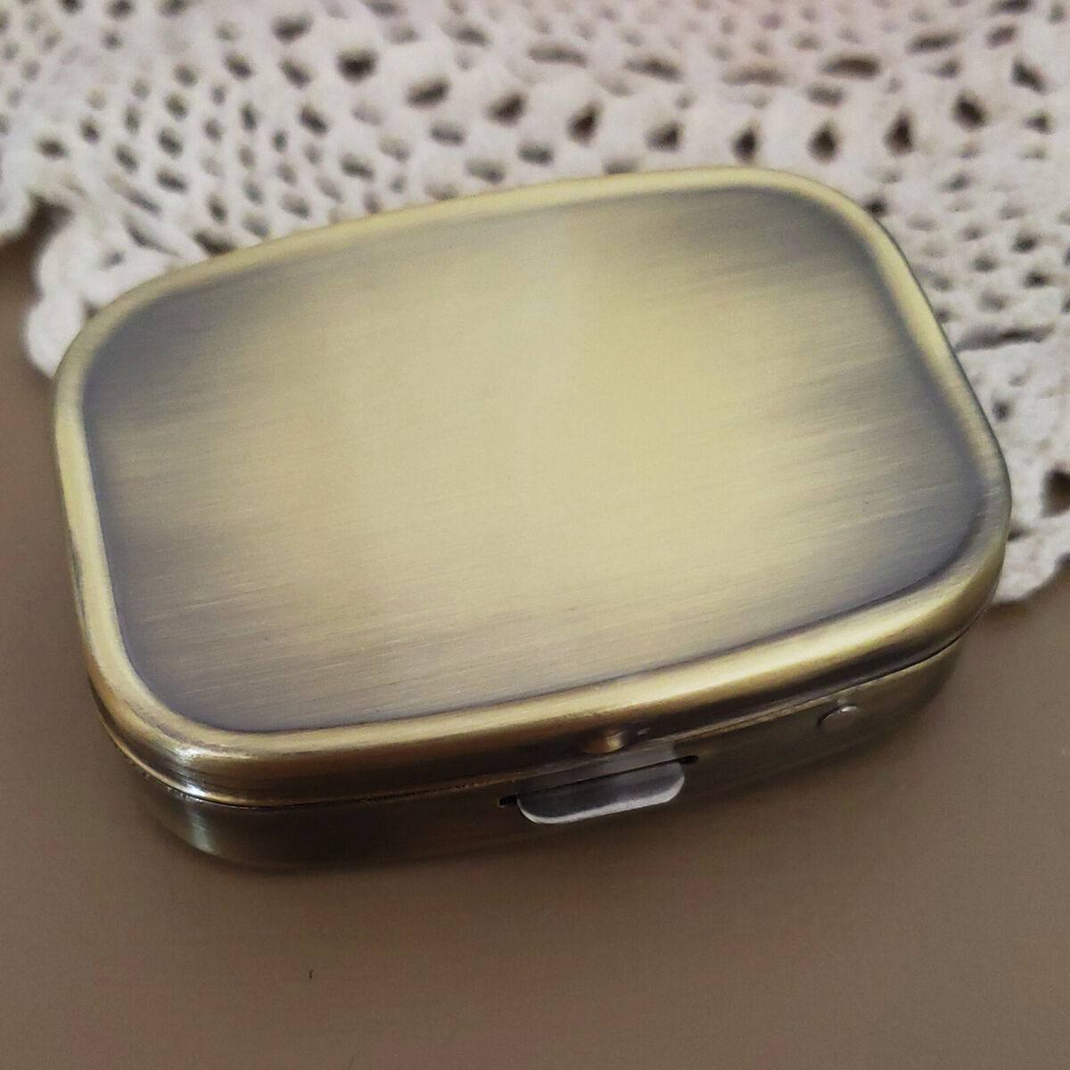 Houder Classy Brass Pill Box - Decorative Pill Case with Gift Box - Carry Your Meds in Style (Round)