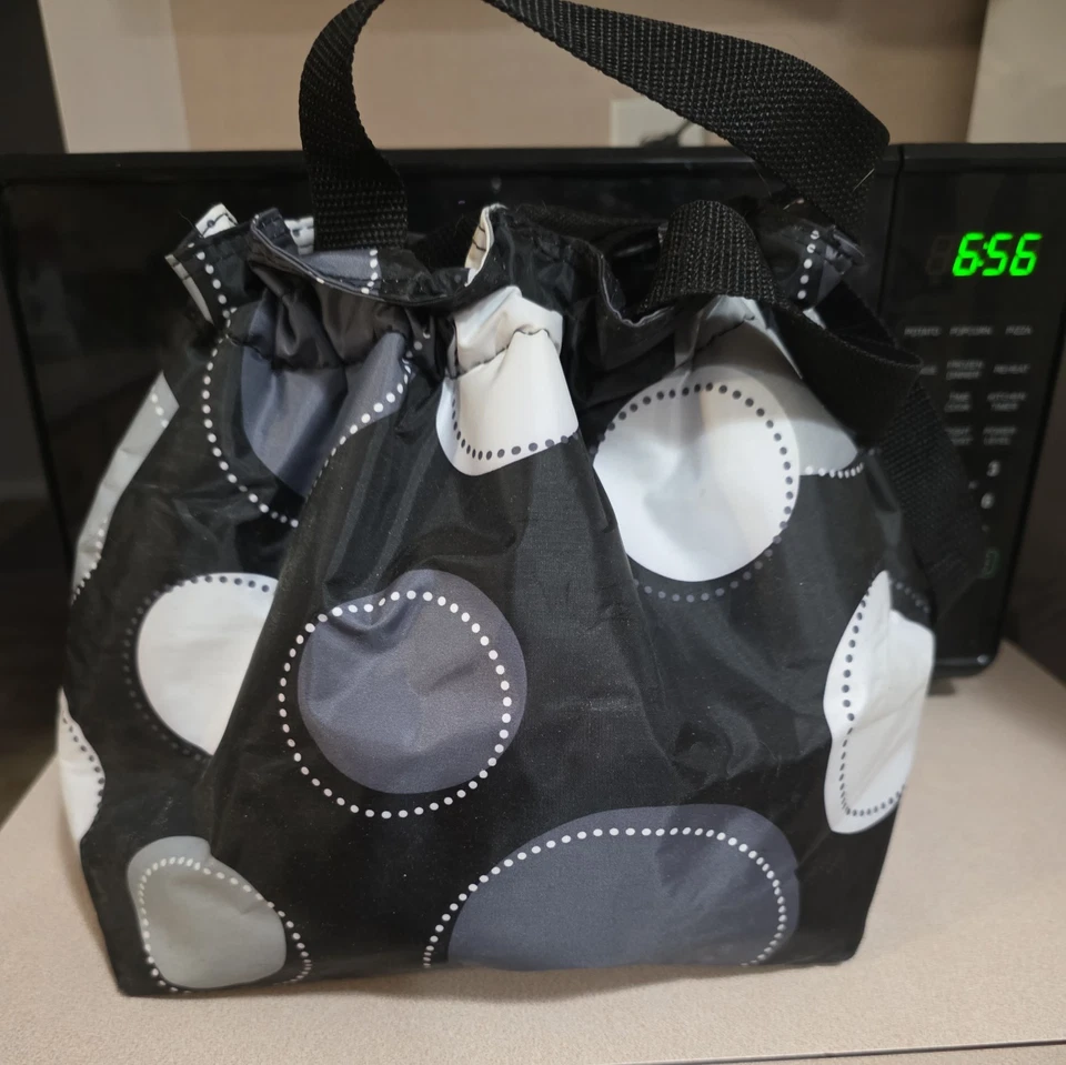 Bolsa de almuerzo Thirty One con aislamiento térmico Cinch It Up puntos grandes floral negro rosa Foto 2 de 4