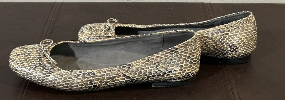 Zapatos planos de charol en relieve de piel de serpiente marrón Stuart Weitzman talla 7,5 Ret $275 Foto 2 de 4