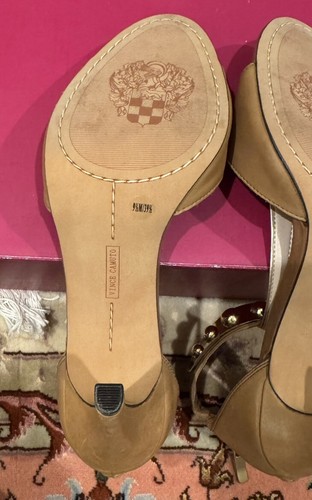 Vince Camuto Heels Nude leather with gold trim T strap Size 9.5 M - Picture 10 of 17