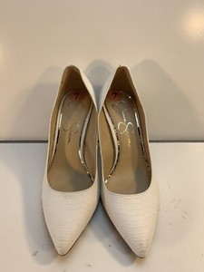 white pumps size 7