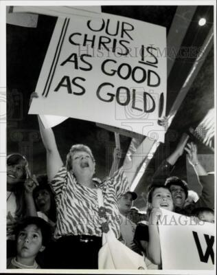 #ad 1992 Press Photo Meredith Goettel greets Chris Campbell at Hancock Airport $24.99