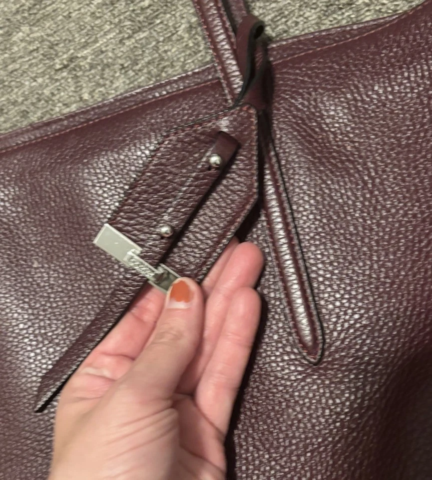 Bolso de hombro de cuero gamuza rojo arándano Botkier Foto 3 de 4