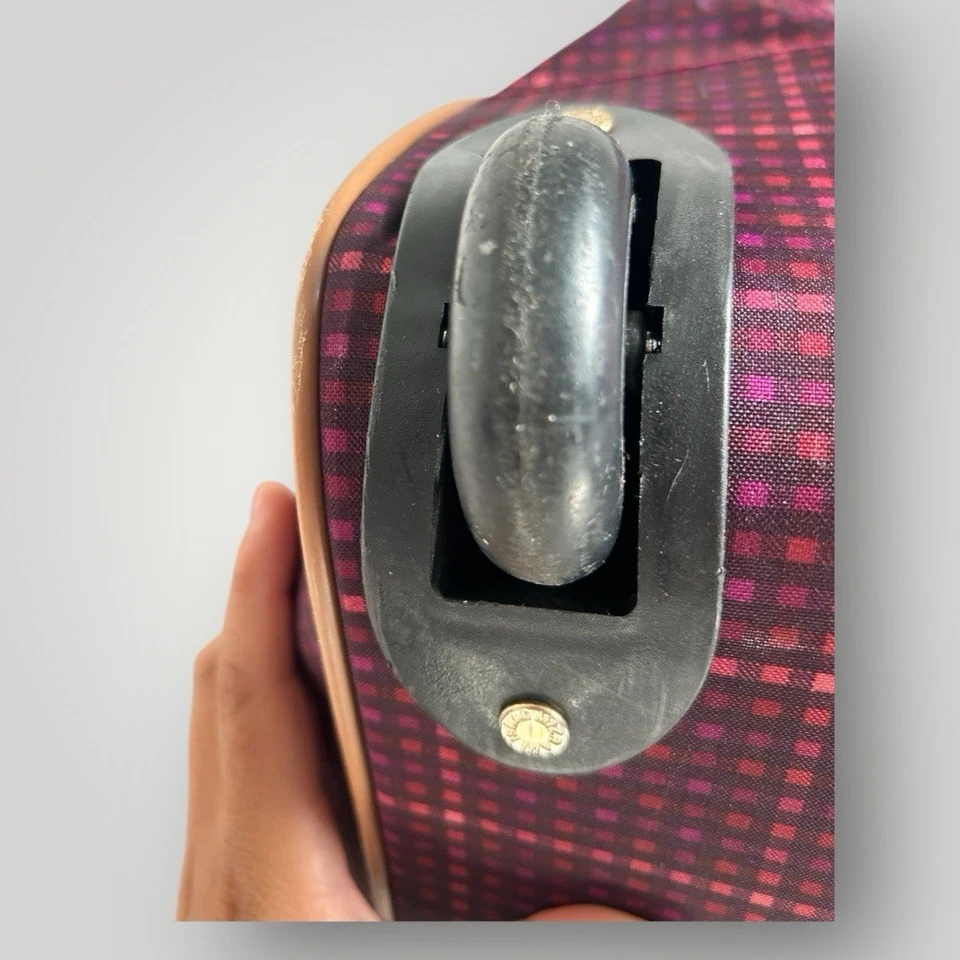 Bolsa de Lona Isaac Mizrahi Borgoña/Marrón a Cuadros RollerWeekender con Ruedas Foto 2 de 4