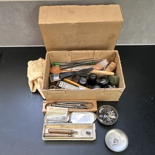 Lot horloger divers outils et pièce.